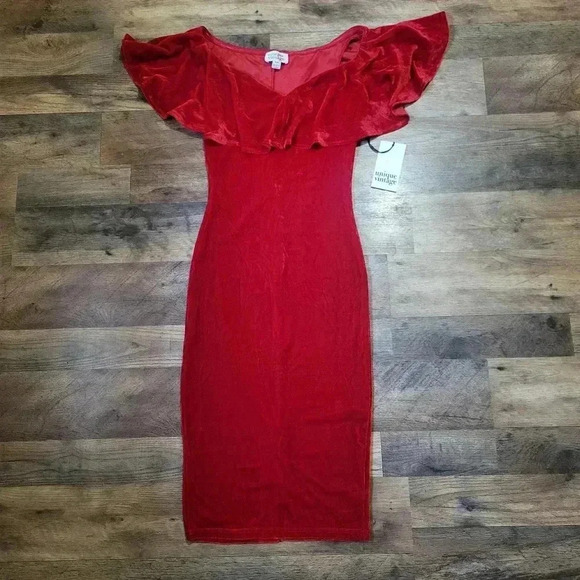 NWT Unique Vintage Off-the-Shoulder Red Velvet Dress Size Small - Picture 1 of 9